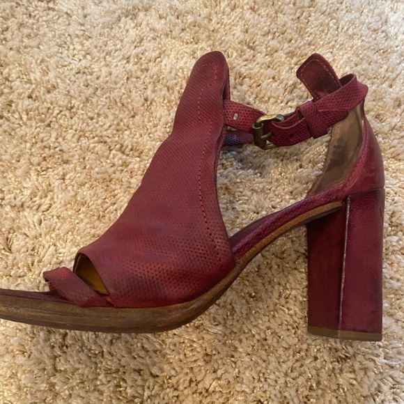 Shoes - Picture 4 of 4